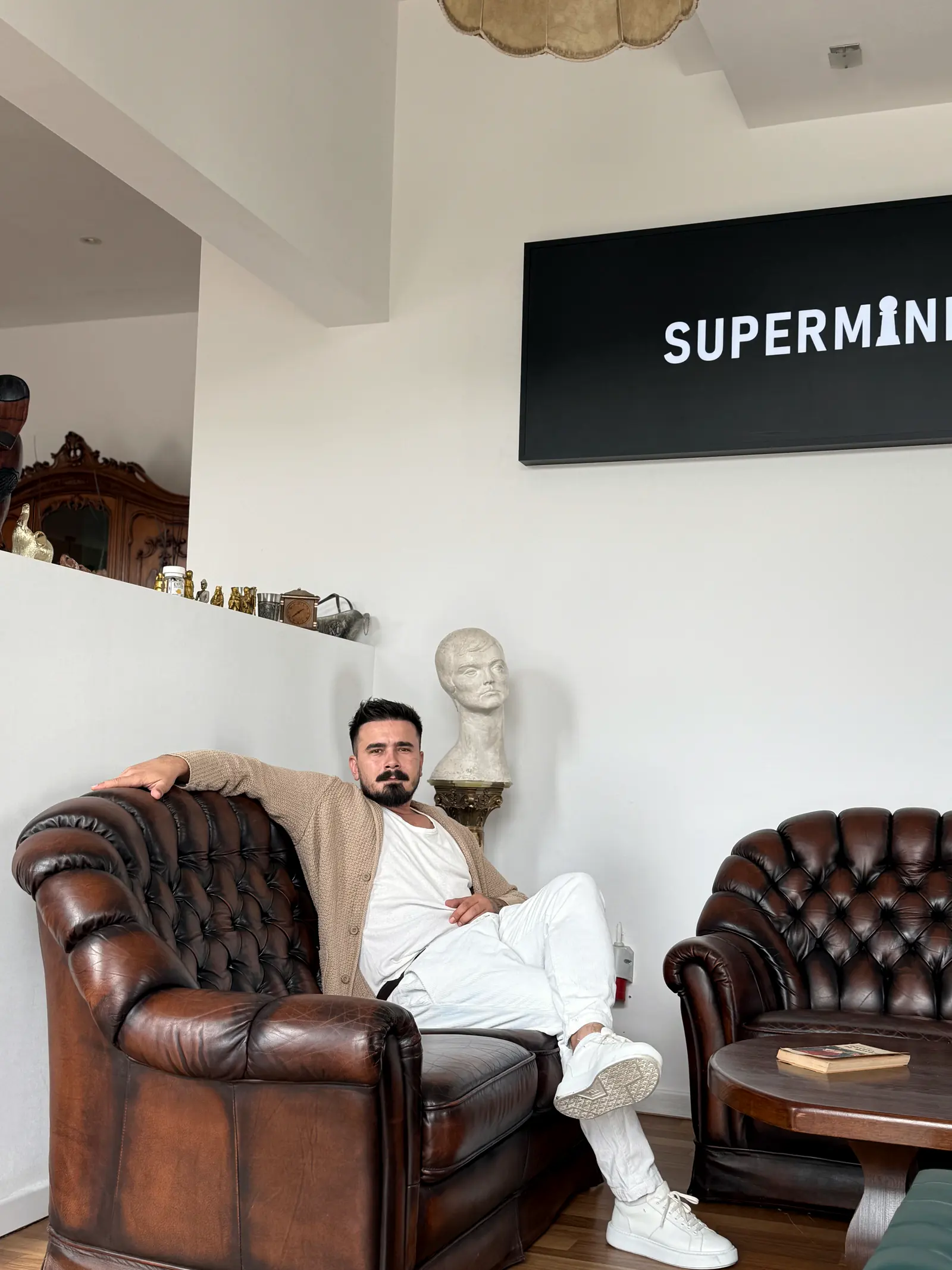 Sigla luminoasă Supermind pe peretele salonului