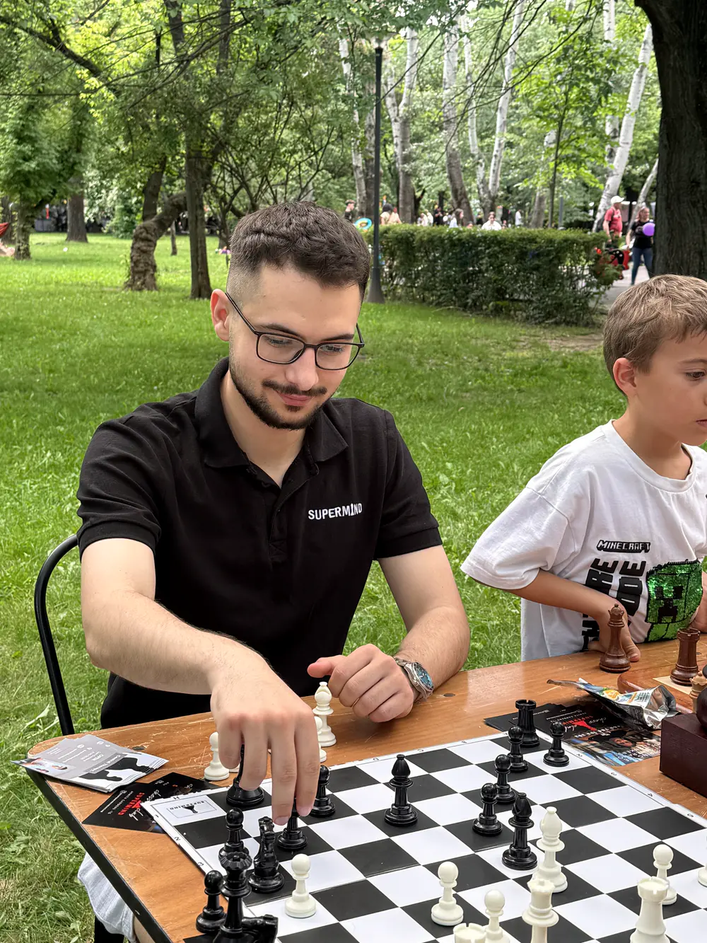 Antrenor Supermind jucând un simultan cu copii, în parc