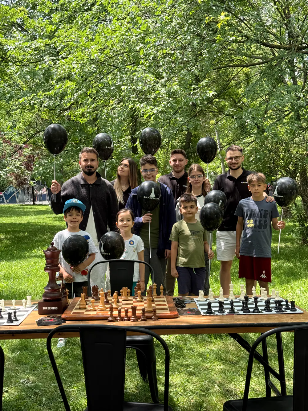 Petrecere pentru copii la club, cu baloane Supermind pe masa de șah