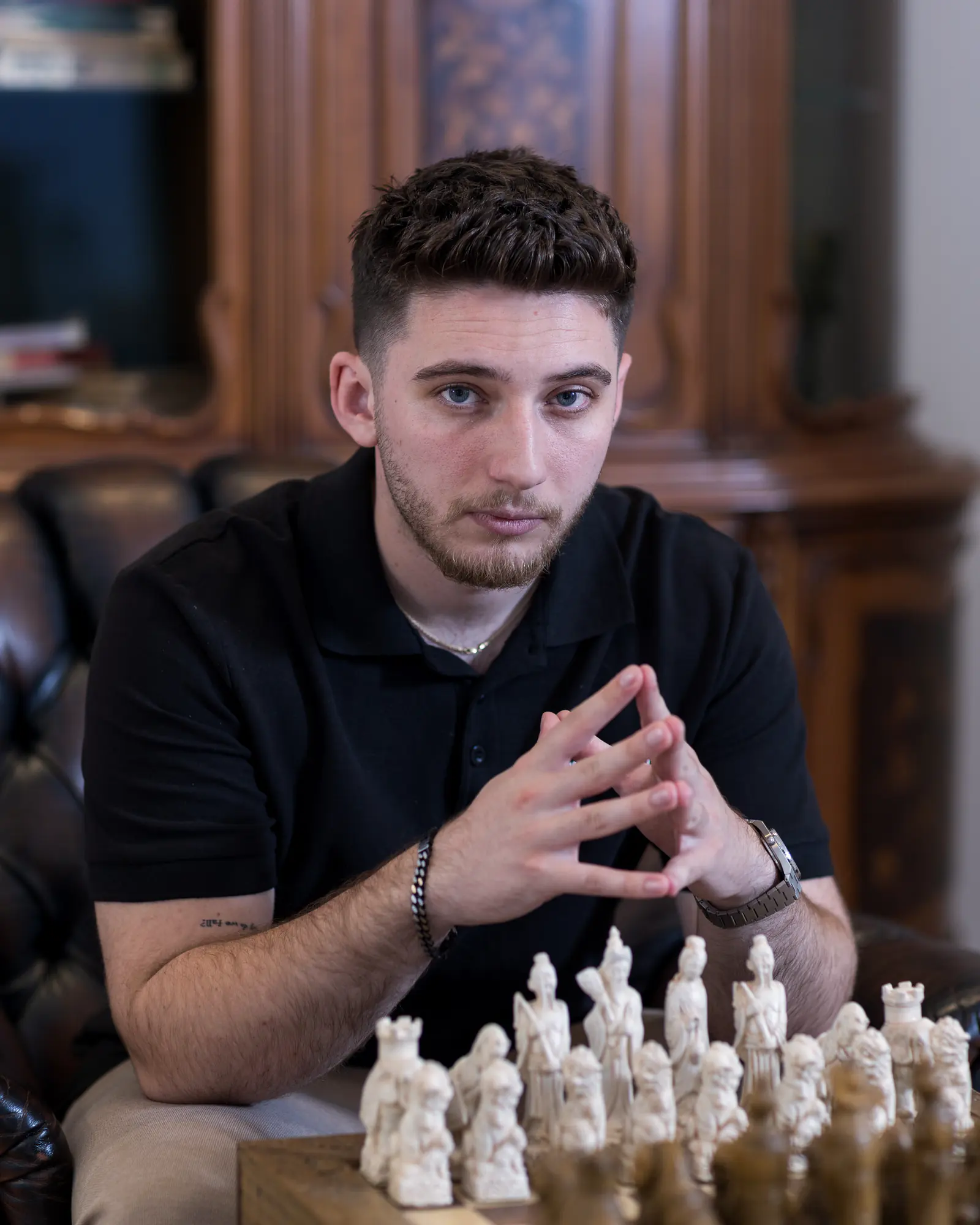 Radu-Cristian Fluerariu la masa de șah, în salonul clubului