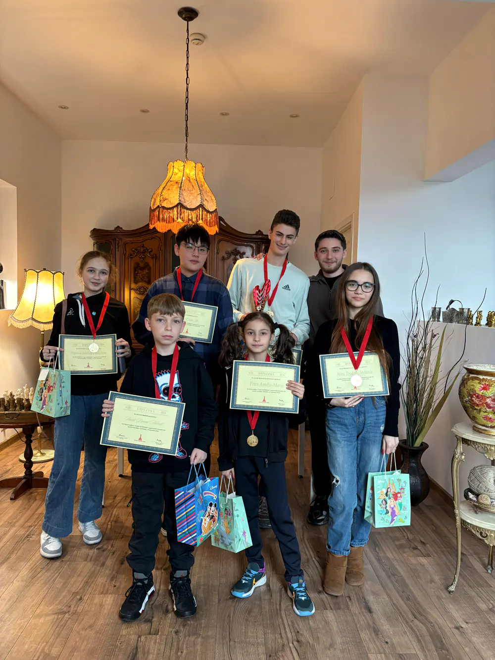 Grup de copii cu diplome și medalii, în club