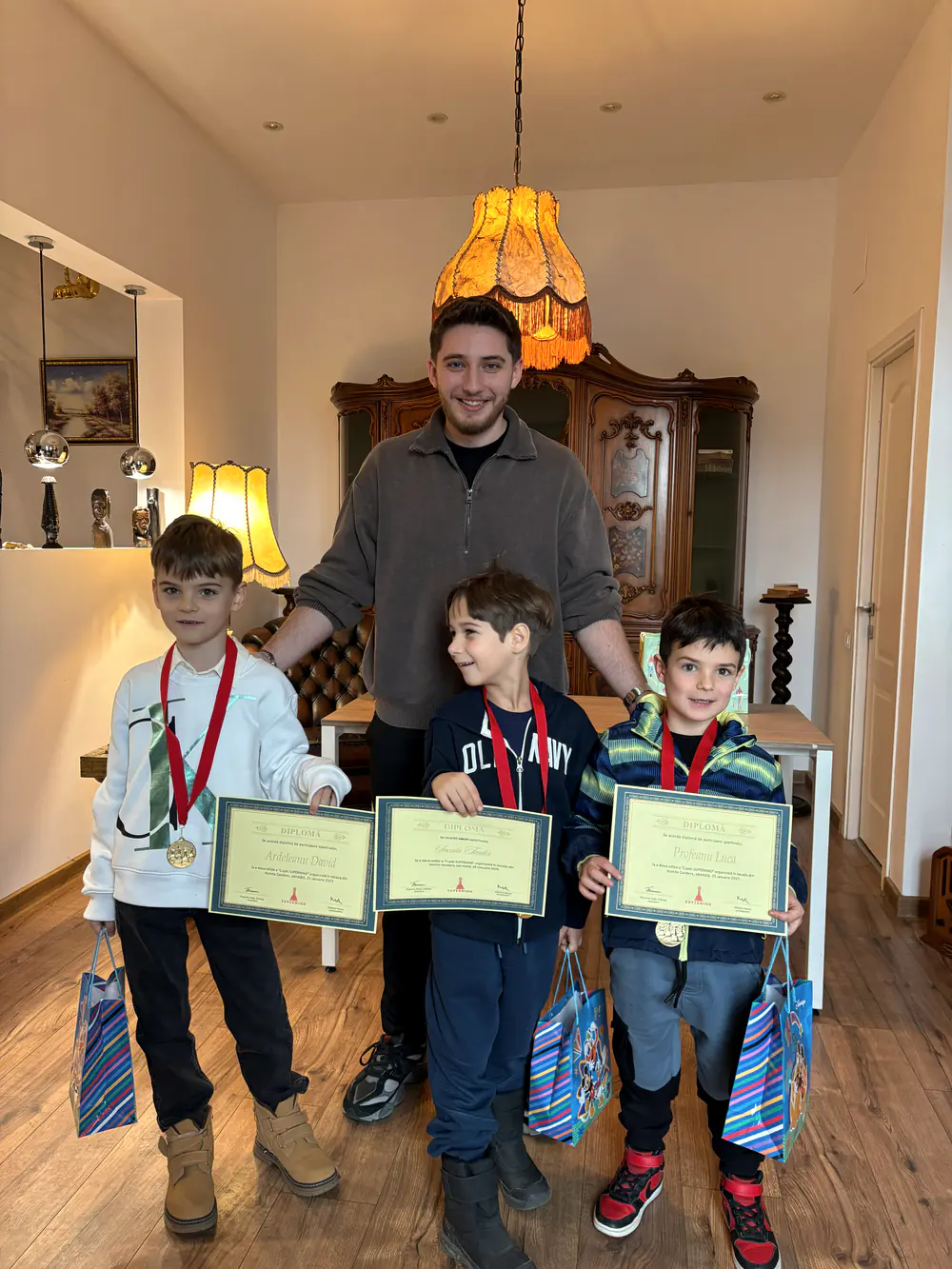 Podium cu trei copii premiați la un turneu al clubului